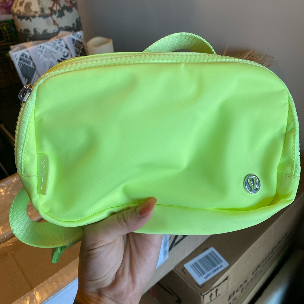 EVERYWHERE BELT BAG ⚡️💚